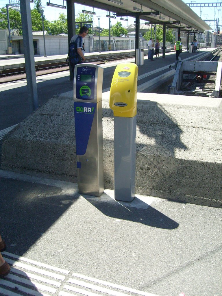 Diese beiden Fahrkartenentwerter stehen im Bahnhof Genf an Gleis 5. Aufgenommen am 28.5.