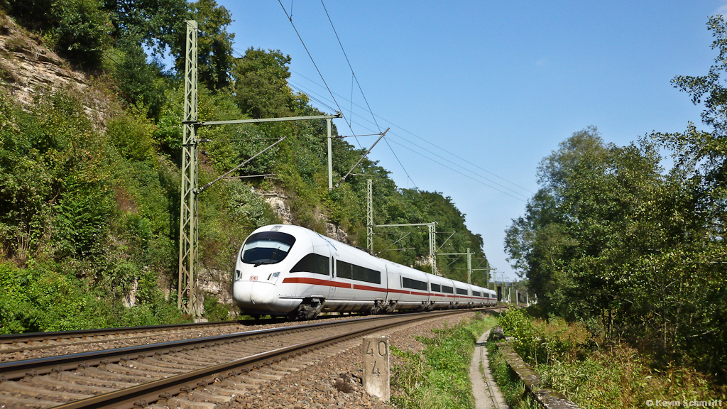 Diese besonders malerische Stelle an der <a href= https://www.youtube.com/watch?v=DqaBPmjaGNA >Saalbahn</a> mit gut erhaltenem Kilometerstein zwischen Großpürschütz und Kahla passiert hier ICE 1509 von Berlin nach München. (24.09.2011)