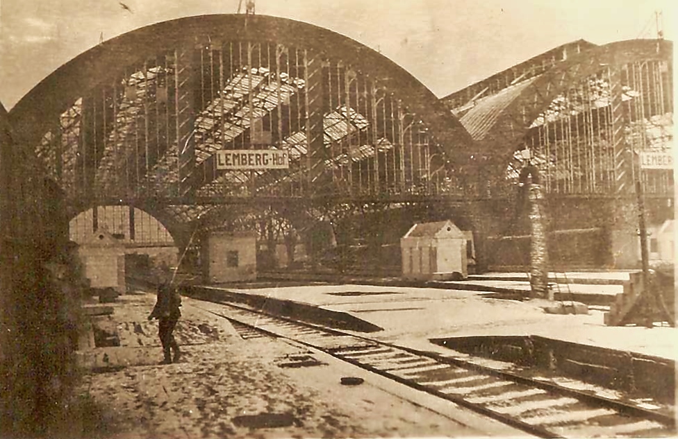 Diese Bild, das den Bahnhof von Lemberg (Lviv) in der Ukraine zeigt, wurde 1942 gemacht. Geschossen hat es mein Grovater mtterlicherseits, der als Verwaltungsangestellter dort stationiert war.