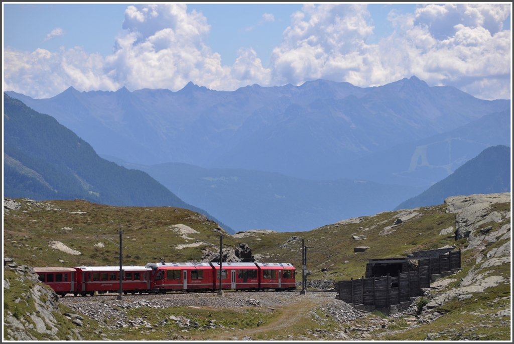 Diese Bilderreihe vom R1633 St.Moritz-Tirano mit ABe 8/12 3502 entstand auf der sdlichen Staumauer des Lago Bianco. (11.08.2012)