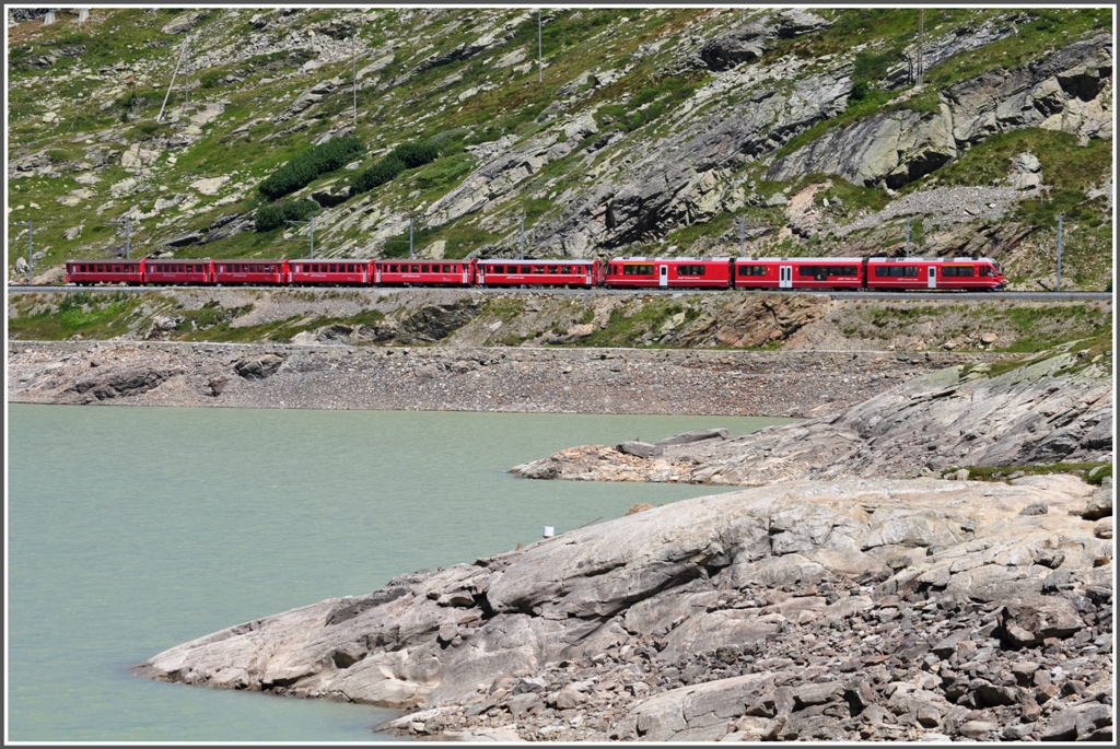 Diese Bilderreihe vom R1633 St.Moritz-Tirano mit ABe 8/12 3502 entstand auf der sdlichen Staumauer des Lago Bianco. (11.08.2012)