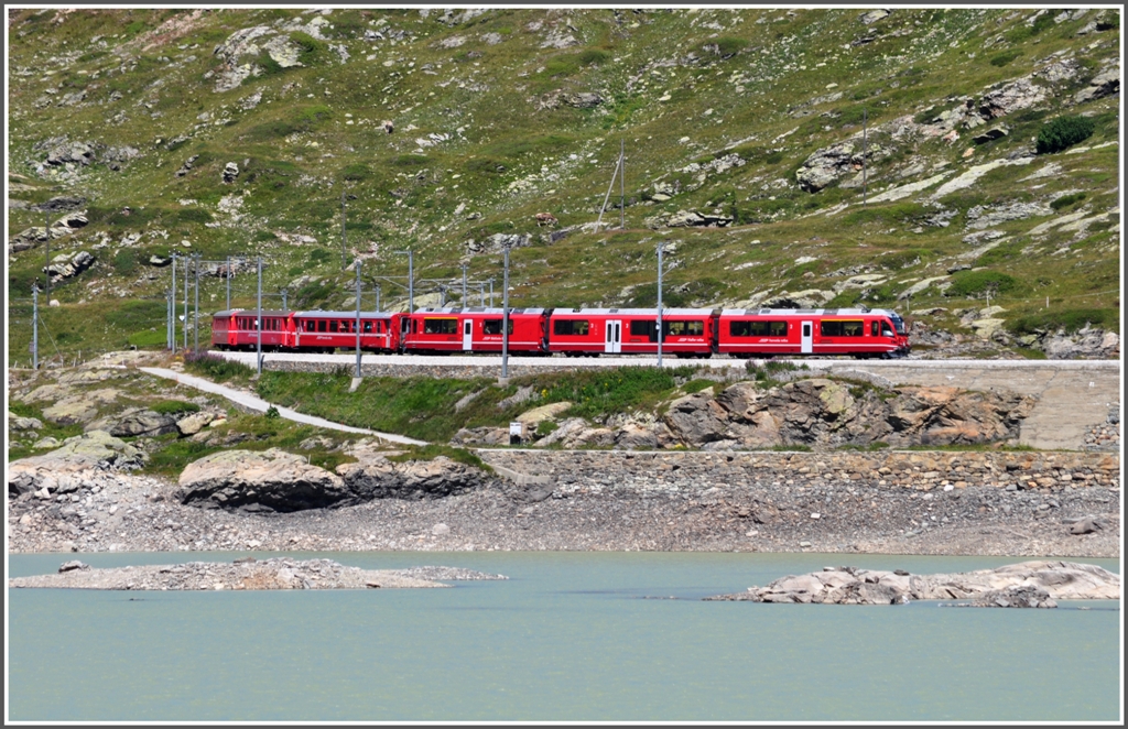 Diese Bilderreihe vom R1633 St.Moritz-Tirano mit ABe 8/12 3502 entstand auf der sdlichen Staumauer des Lago Bianco. (11.08.2012)