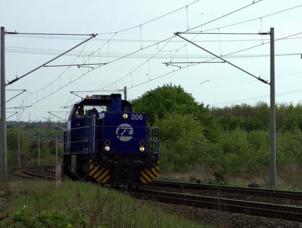 Diese blaue Lok trgt die Nummer 208, leider ist dem Fotografen der Typ nicht gelufig, genauso wenig  das Logo IL auf weiem Kreis.
Aufgenommen in der  Kurve vor Schkortleben am 30.04.2012 gegen  16:43 Uhr
Ablehnung  wre ok, knnte man sicher besser machen , aber kann mir jemand den 
Typ und die Betreiberfirma nennen ? Es  ist doch sicher eine Neubaulok ?
