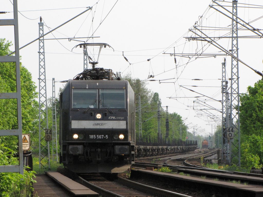 Diese BR 185 von CFL Cargo durchfhrt am 29.04.2011 den Bf Berlin Eichgestell.