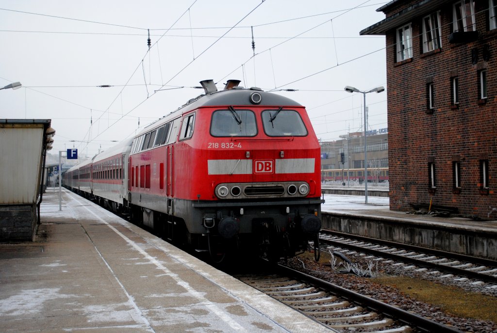 Diese BR 218 in Berlin Lichtenberg bringt den Nachtzug aus Mnchen und den aus Paris nach den Rangierarbeiten gemeinsam am 31.01.2011 nach Berlin Wrg.