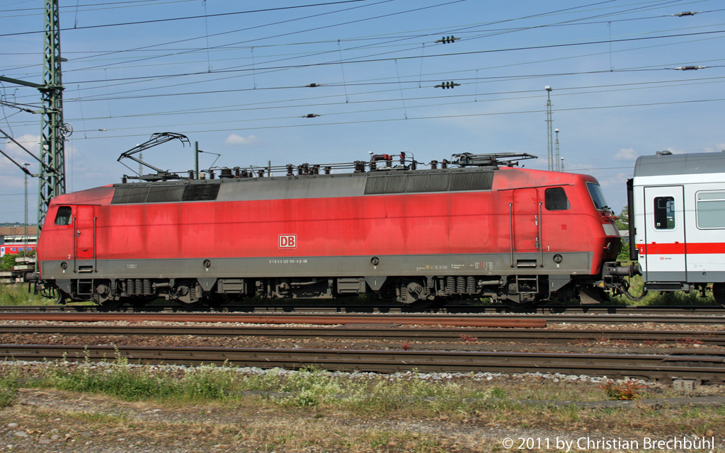 Diese BR120 150-8 htte einen neuen Anstrich dringend ntig, am 6.Mai 2011 auf der Fahrt in den Bad Bhf Basel.