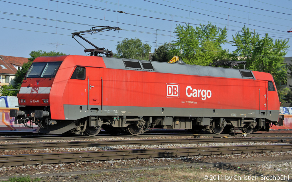 Diese BR152 004-8 trgt bereits die neue Aufschrift DB Cargo am 6.Mai 2011 vor dem Bad Bhf Basel.