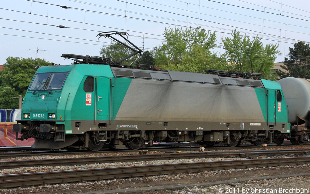 Diese BR185 575-8 fhrt fr die HGK am 28.04.2011 Basel Bad Bhf.