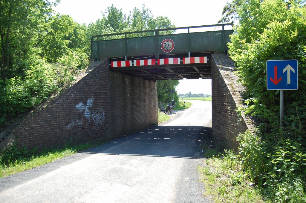 Diese Brcke befindet sich an der Boerdebahn von Dren nach Euskirchen, bei der Ortschaft Bessenich. Foto vom 3.6.2010