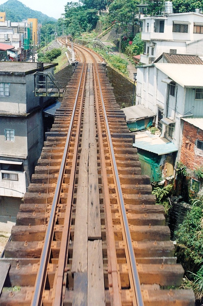 Diese Brcke befindet sich gleich nach Ausfahrtsweiche der Hst. Ping Si und berspannt eine etwa 30m tiefe Schlucht. Aufgenommen vom letzten Wagen eines DRC am 21.Mai 2005.