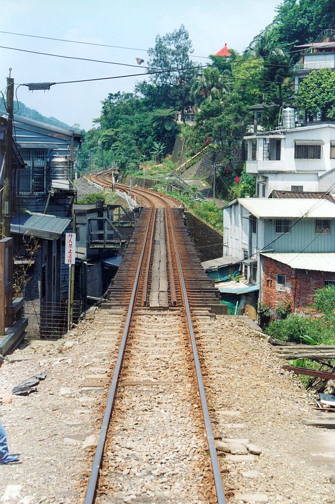 Diese Brcke befindet sich gleich nach Ausfahrtsweiche der Hst. Ping Si und berspannt eine etwa 30m tiefe Schlucht. Aufgenommen vom letzten Wagen eines DRC am 21.Mai 2005.