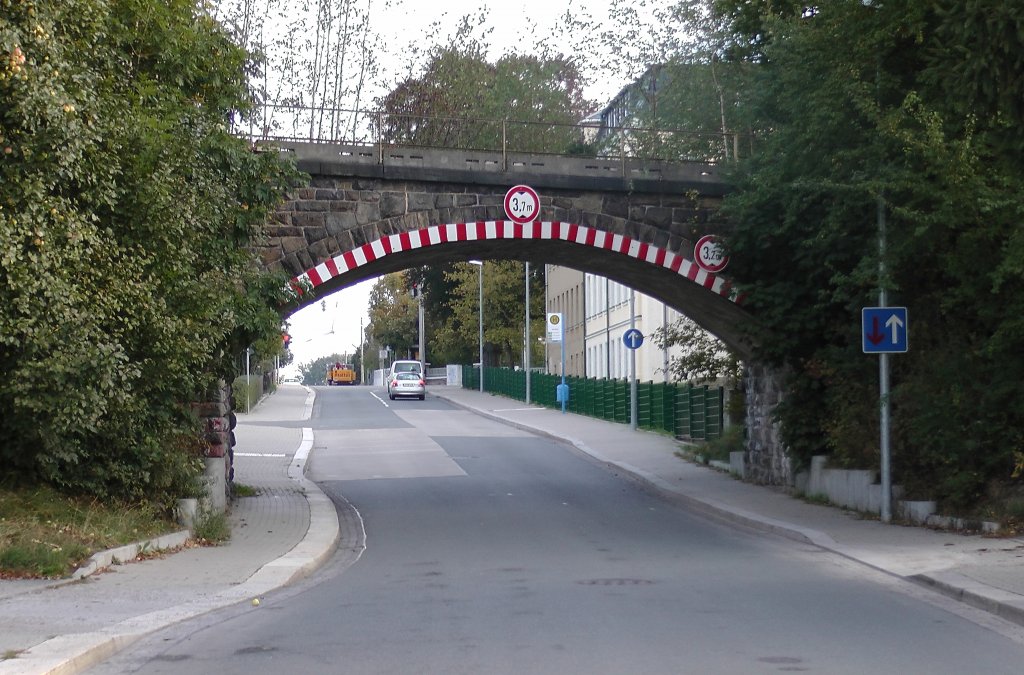 Diese Brcke wird der Eisenbahnkenner sofort als typische Eisenbahnbrcke erkennen.
Bis in die Achtziger Jahre gab es Gterverkehr auf der Strecke  Chemnitz Borna - Obergrna. Die Natur erobert das Planum zurck, aber die Gleise liegen noch.
Die Riedstrae in Chmenitz Rabenstein wird berquert. 29.09.2012 08:38 Uhr