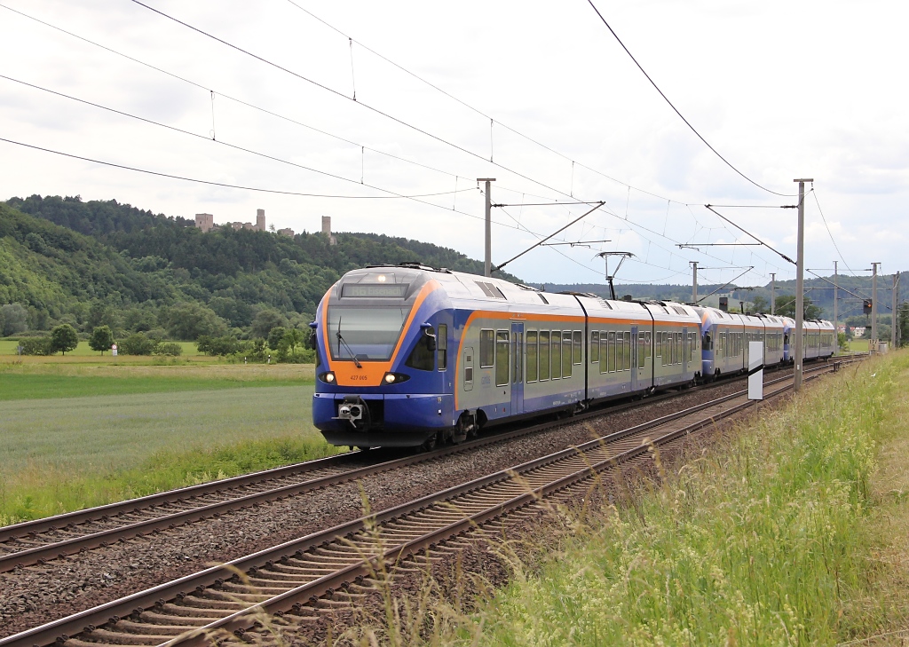 Diese Cantus Dreifach-Traktion begegnete mir am 10.06.2012 bei Herleshausen. Sie fuhren als R6 in Richtung Eisenach. Vorn: 427 005.