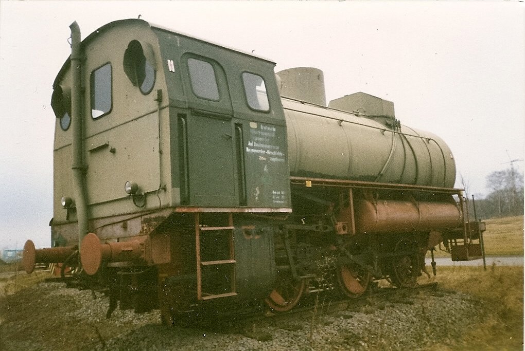 Diese Dampfspeicherlok war im nahgelegenden Kohlekraftwerk Hagenwerder im Einsatz.Zu Erinnerung stand Sie aber in Zittau.Im Janaur 1999 fotografierte ich Sie in Zittau.