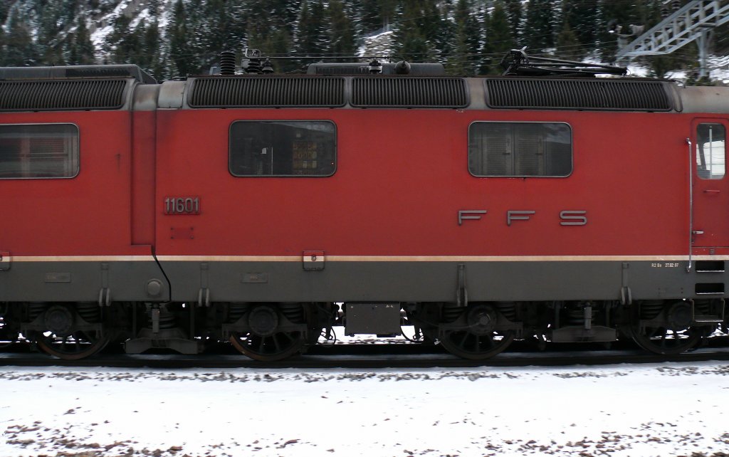 Diese Detailaufnahme der allerersten SBB Re6/6 11601 'Wolhusen' zeigt ganz deutlich, dass diese Lok (SLM 1972, FNr. 4878) etwas besonderes ist.
Die beiden ersten Re6/6 wurden als Prototypen mit geteiltem Lokkasten gebaut. Bei den Serienloks ist der Lokkasten ungeteilt.
Sie kann sich also hier am Gotthard -als Gelenklok- als legitime Nachfolgerin der Krokodile fhlen.  
Gschenen
25.01.2011