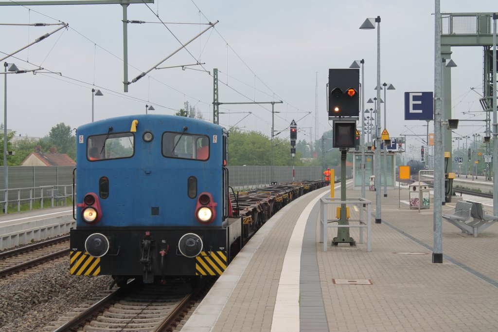 Diese Diesellok der EGP stand mit ihrem Zug aus Containertragwagen am 28.5.13 in Wittenberge. Der genaue Typ der Lok ist mir nicht bekannt.