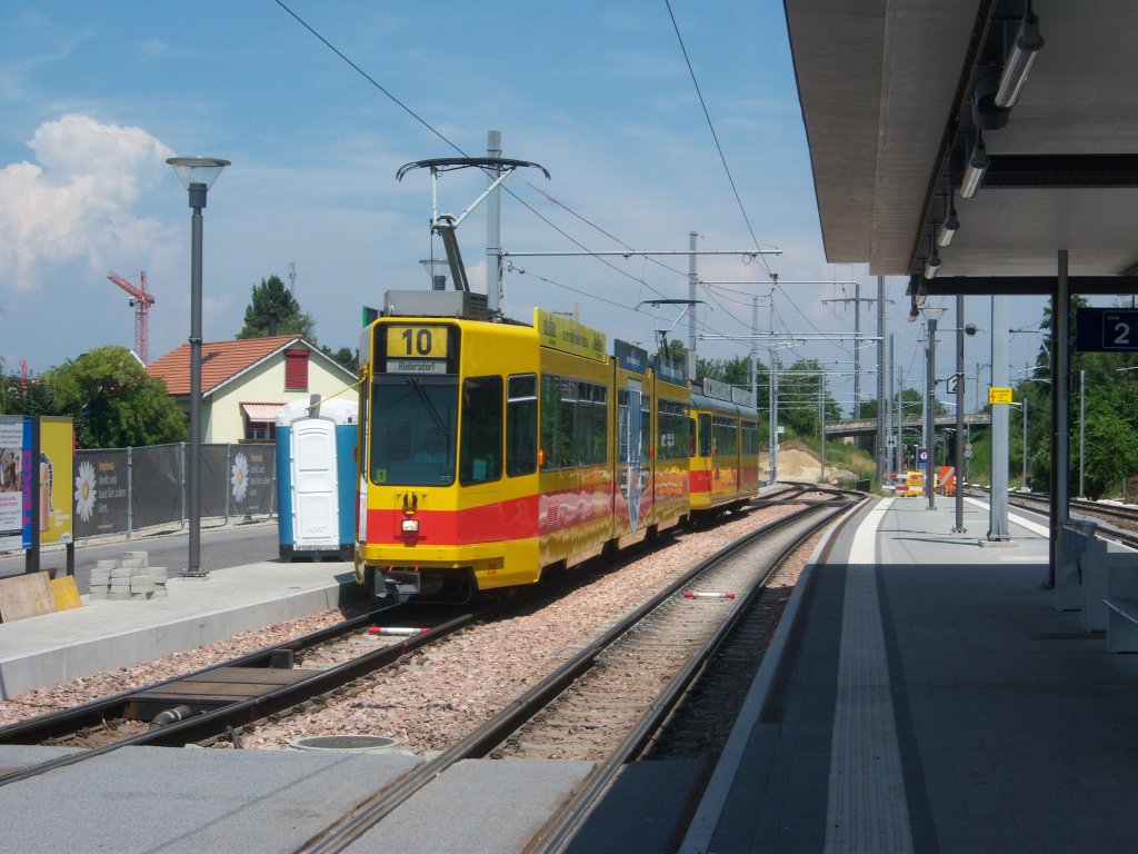 Diese Doppeltraktion auf der Linie 10 ist gerade in Dornach angekommen.(12.07.2010)