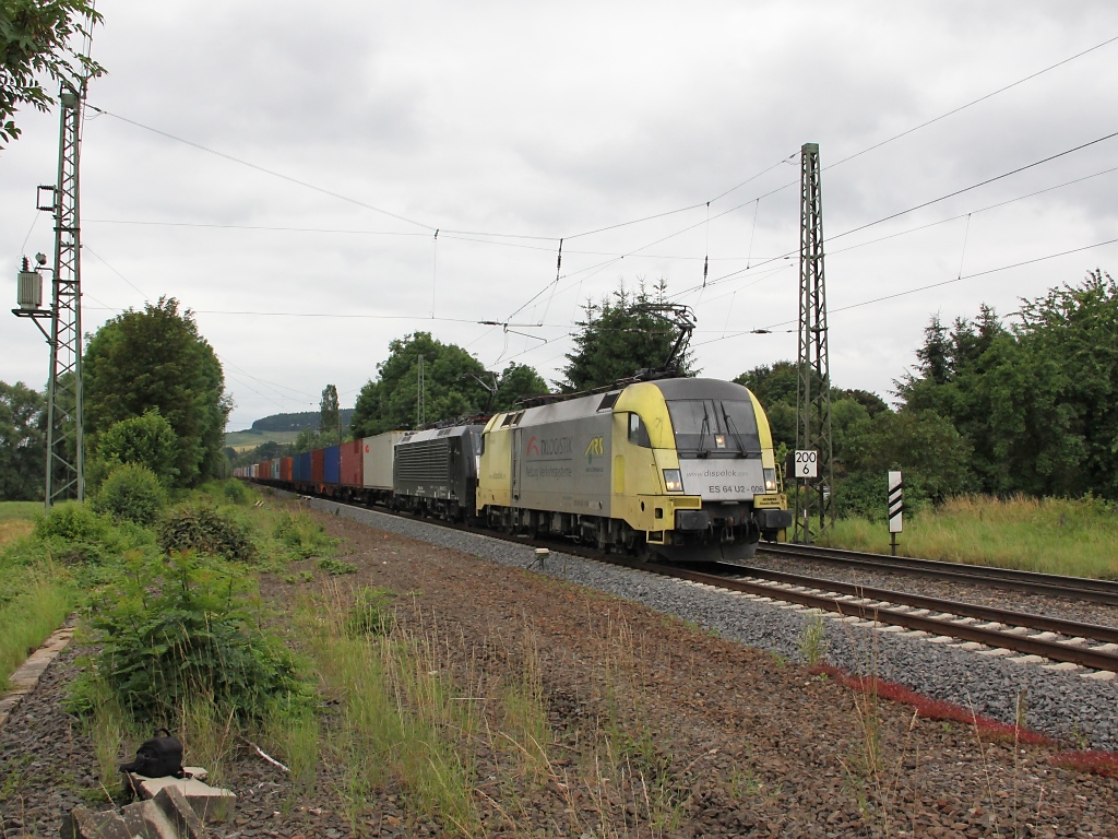 Diese Doppeltraktion bestehend aus ES 64 U2-006 und ES 64 F4-841 bespannte am 26.06.2012 einen Containerzug in Richtung Norden. Aufgenommen am B� Eltmannshausen/Oberhone.