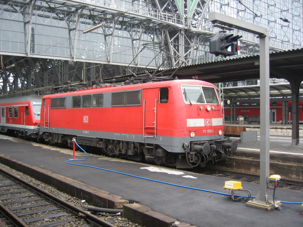 Diese E-Lok, 111 059-2 steht 24. Januar 2006 im Frankfurt Hauptbanhof.  