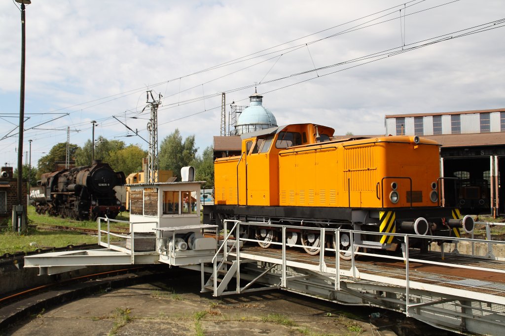 Diese ehemalige Werkbahn V 60D gehrt ebenfalls zur Sammlung Falz, gesehen am 04.09.2010 im ehemaligen BW Falkenberg oberer Bahnhof. Die Sammlung war dieses Jahr leider nur an diesem einem Wochenende zugnglich.

