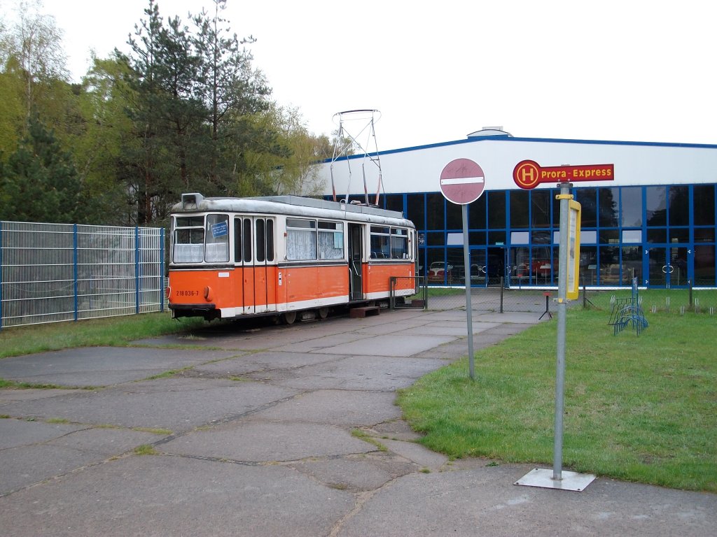 Diese ehmalige Berliner Stra�enbahn 218 036 dient als Eingang f�r das Eisenbahn-und Technikmuseum in Prora.