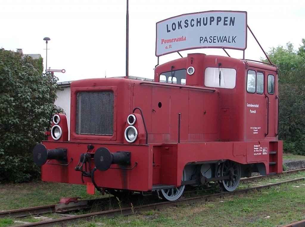 Diese ehmalige Werklok,die in Pasewalk im Einsatz war,steht am Eingang zum Eisenbahnmuseum Pasewalk.Aufnahme vom 07.August 2010.