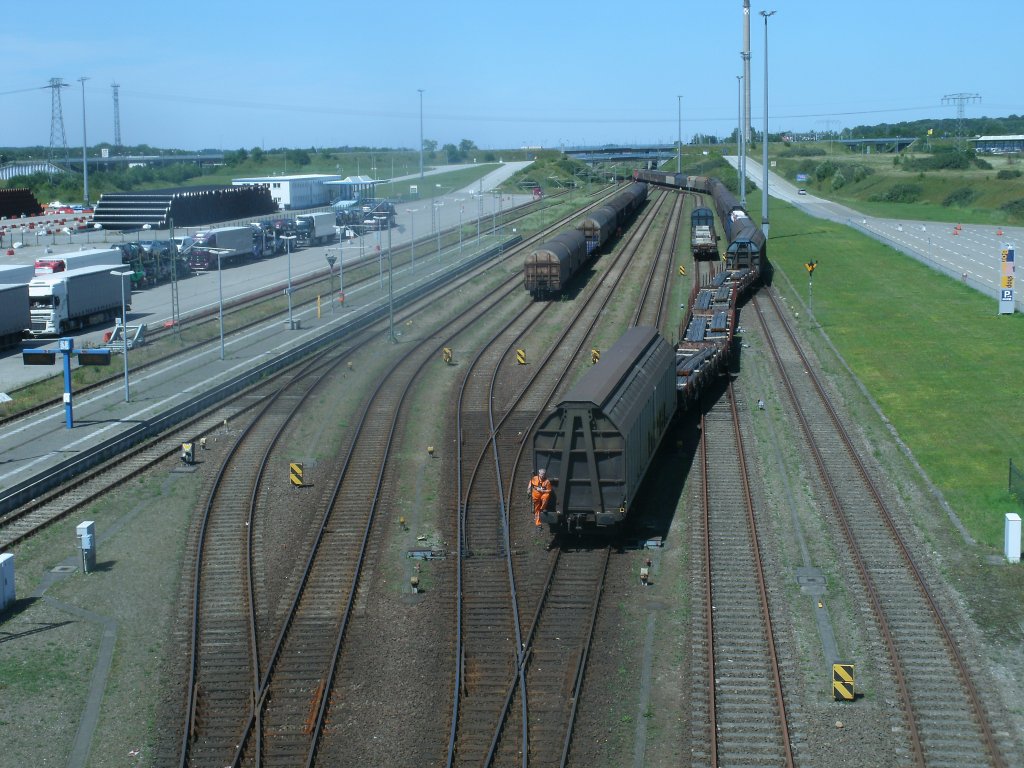 Diese endlose Schlange Gterwagen wurde,am 06.Juli 2011,in Mukran auf den fnf Gleisen auf dem Fhrschiff  Sassnitz  verladen.