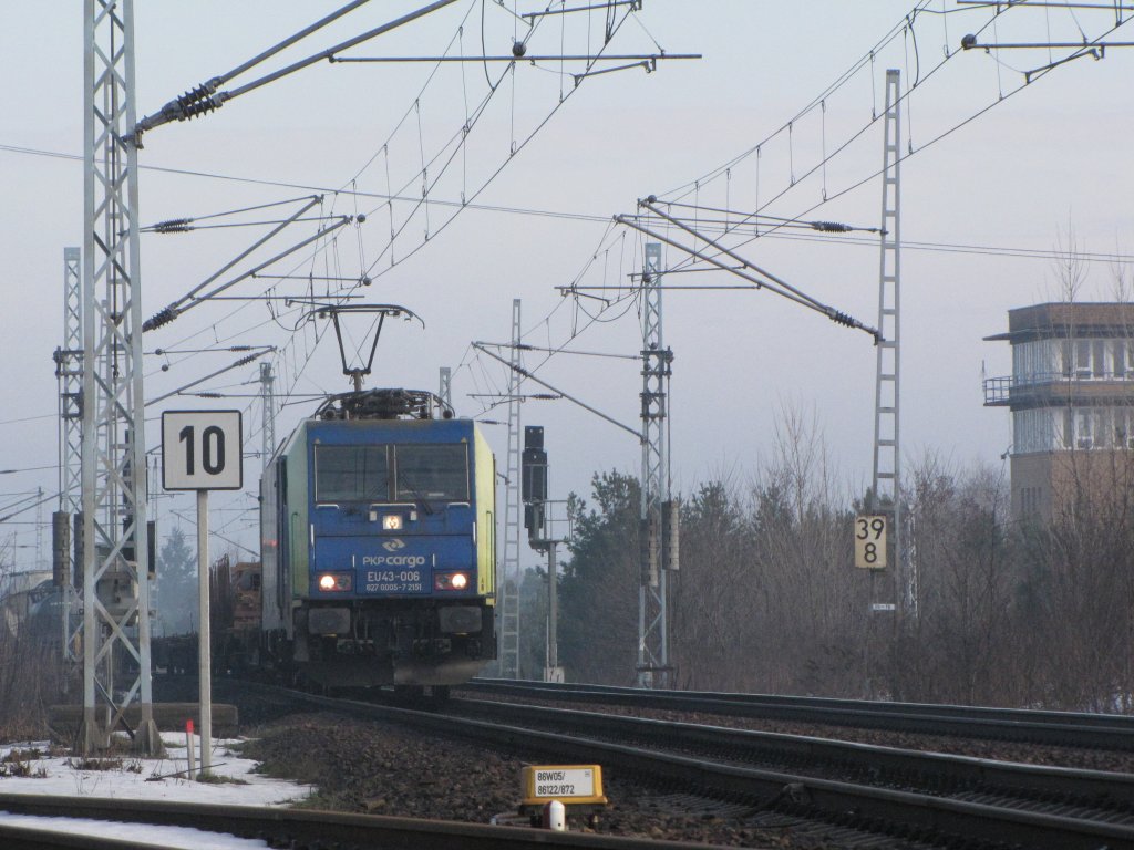 Diese EU 43 der PKP durchfhrt am 25.02.2010 die Abzw. Stelle Grnauer Kreuz Sd,im Hintergrund das alte Stellwerk  Grnauer Kreuz 