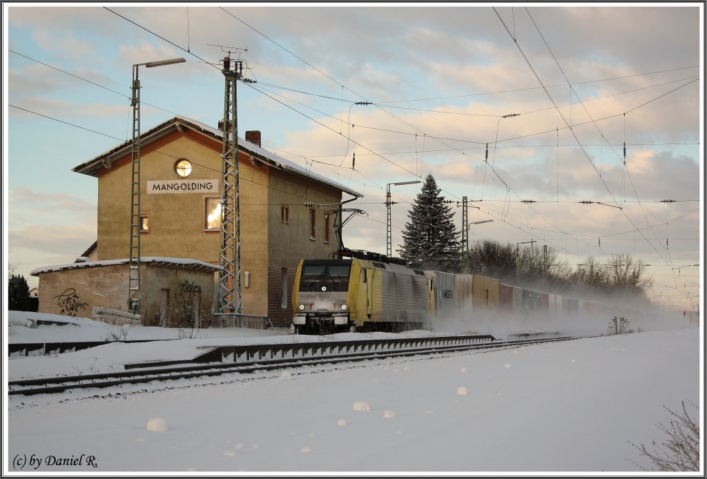 Diese Formschne 189 zieht einen Containerzug von Richtung Regensburg gen Passau. Sie befindet sich auf dem Foto gerade neben dem alten Bahnhofsgebude von Mangolding. 
So geschah eh am 10.12.10