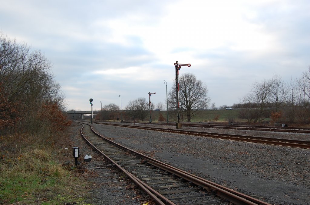 Diese Formsignale an der westlichen Ausfahrt des Bahnhofs Mnchengladbach-Rheindahlen zeigen alle die Position Hp0. Selbst das Vorsignal zeigt den von Wegberg kommenden Zgen das Halt zu erwarten ist.15.12.2007