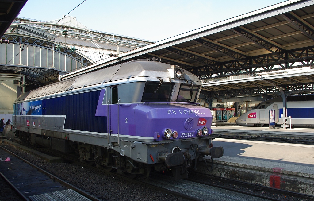 Diese franzsischen Dieselloks sehen (zumindest von der Aufmachung her) schon ein bisschen schicker aus als die deutschen, find ich. Hier wartet 272147 darauf, aus dem Gare de l'Est wieder herausfahren zu knnen. Aufgenommen am 03.05.2011.