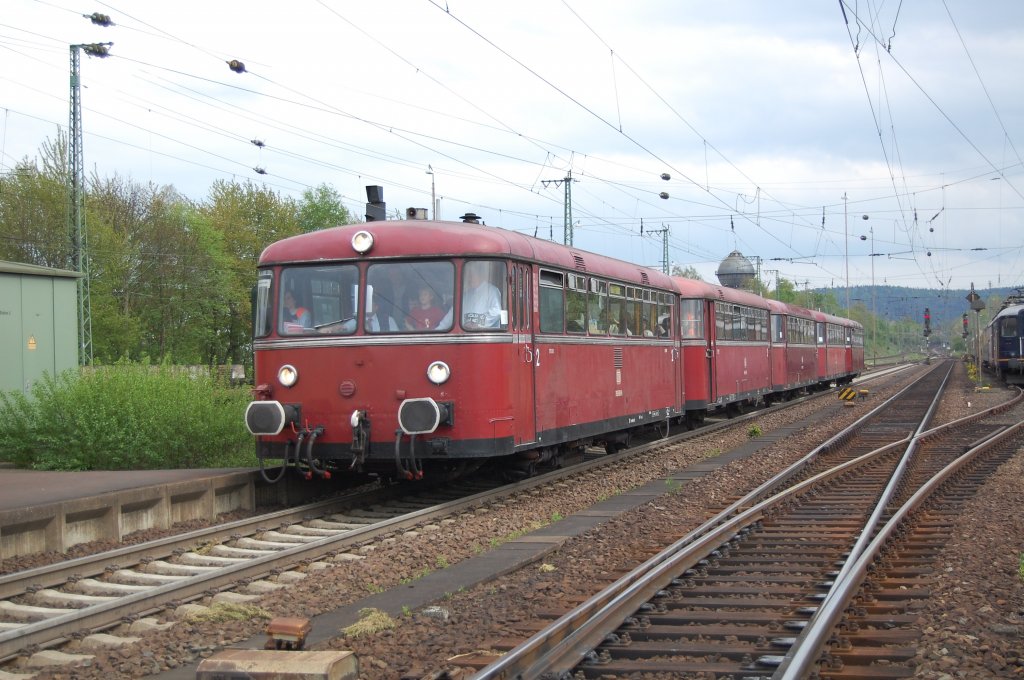 Diese fnfteilige Schienebusgarnitur (BR 798) fuhr am 01.05.2010 als Sonderzug von Gerstungen nach Bebra in den Bahnhof Bebra ein.
