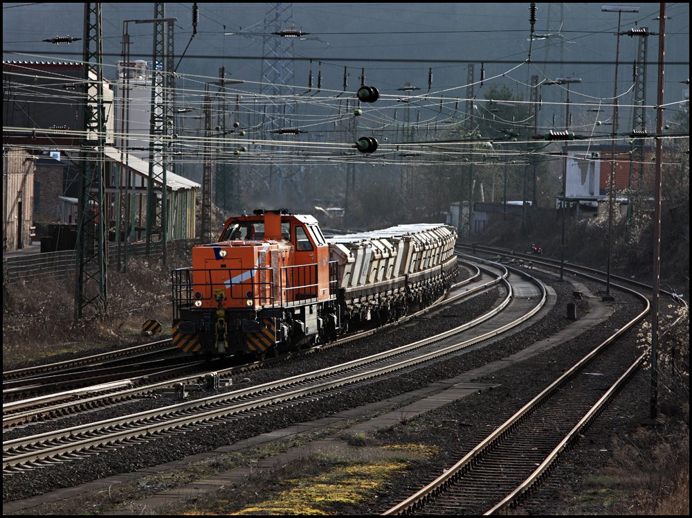 Diese G1000BB von NortRail ist mit Klrschlamm auf dem Weg von Vorhalle nach Elverlingsen. (24.03.2010 in Letmathe)