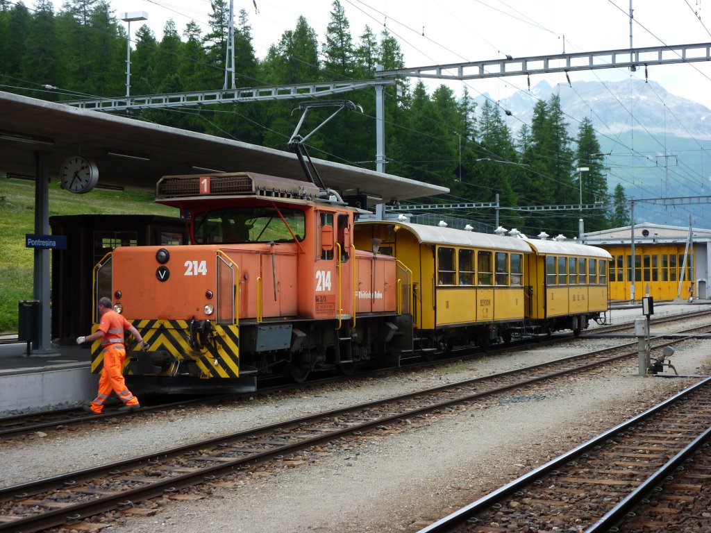 Diese Ge 3/3 hat am 4.7.2010 mit den beiden Personenwagen im Bahnhof Pontresina rangiert.