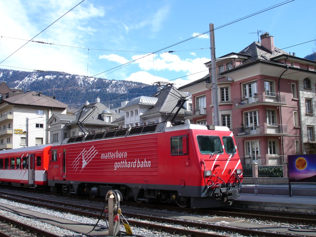 Diese HGe 4/4 II der MGB hat fr das Manver im Bhf Brig beide Pantos gehoben. Aufgenommen am 31.03.2006 um 15:26 Uhr