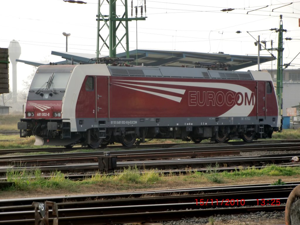 Diese interessant gestaltete Lokomotive des Unternehmens Eurotraction mit der Registrierung 91 55 0481 002-8 war am 15.11.2010 in Ruheposition auf dem Frachtenbahnhof von Hegyeshalom zu sehen. Kann vielleicht ein Experte Auskunft ber den Ursprung des Fahrzeuges erteilen? Handelt es sich mglicherweise um eine Lok der schweizer Baureihe Re481?