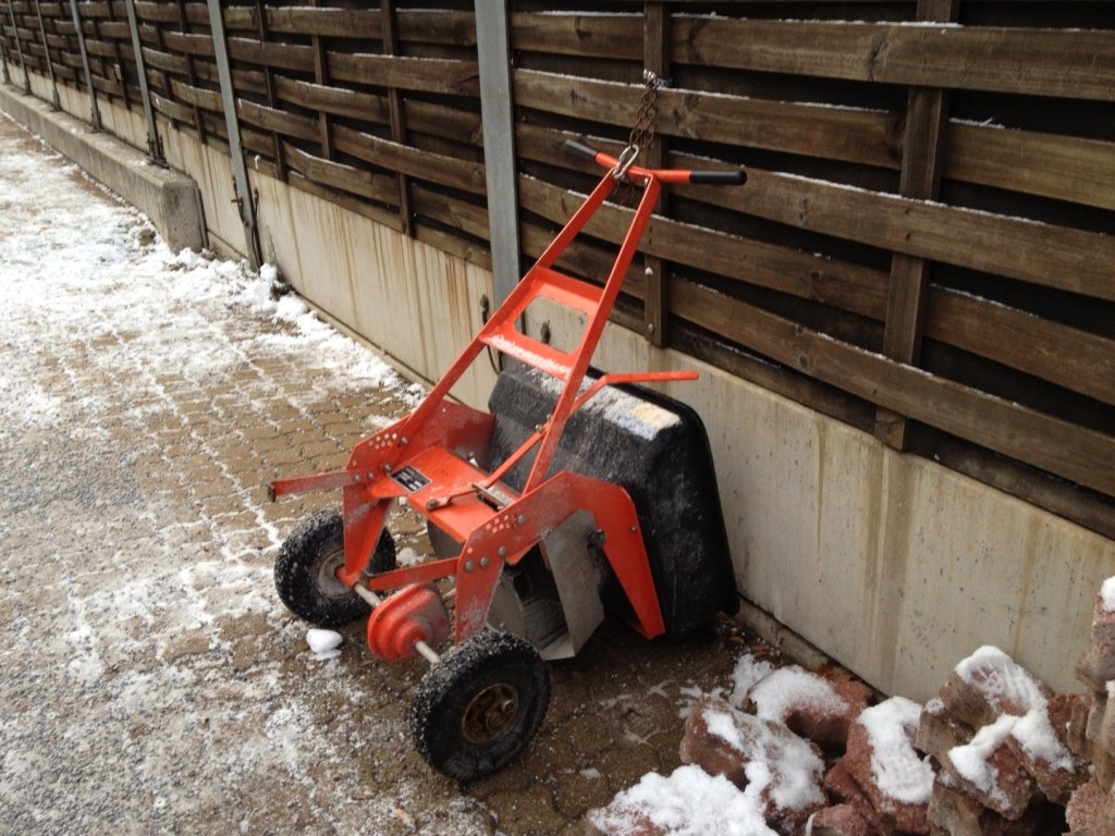 Diese Kieselstreumaschine stand am 18.12.2011 in Rattenberg-Kramsach abgestellt.