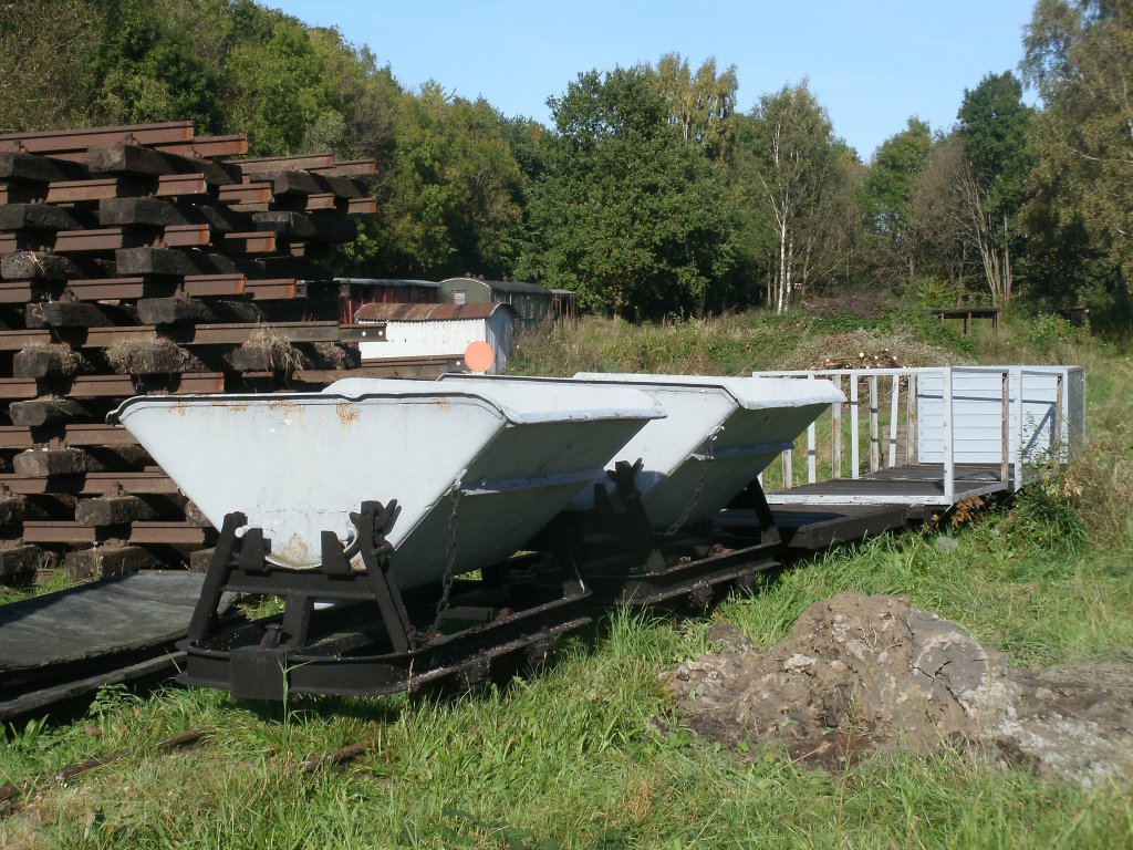 Diese Kipplorenwagen gehren zur einer Feldbahn die im Traditionsbereich in Putbus aufgebaut ist.Aufnahme vom 15.Oktober 2011.