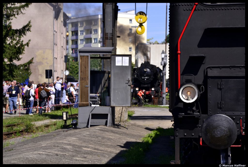 Diese kleine Spielerei entstand am 9. September 2012 im Bahnpark Augsburg. Zusehn ist der linke hintere Teil des Tenders von 638.1301 und die unscharfe 52 8195-1 beim Wasserfassen.