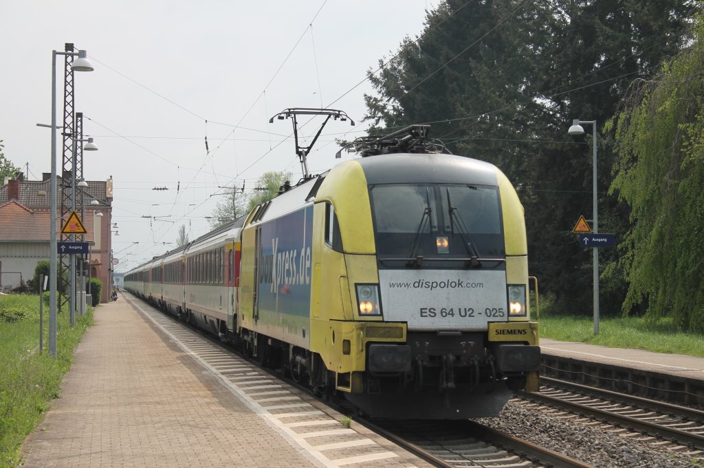 Diese Leistung am 02.05.2013 mit ES 64 U2-025 (182 525-6) ist die letzte Leistung, die diese Lok f�r DB Fernverkehr gefahren hat. Einen Tag sp�ter wurde sie wieder an MRCE zur�ck gegeben und wird nun an ein anderes Unternehmen vermietet. Hier ist sie mit dem EC 6 von Basel SBB nach Hamburg-Atona unterwegs. Bei der Aufnahme durchf�hrt sie gerade mit 60 km/h den Kenzinger Bahnhof, um direkt danach die dortige Baustelle �ber das �berholgleis umfahren kann.