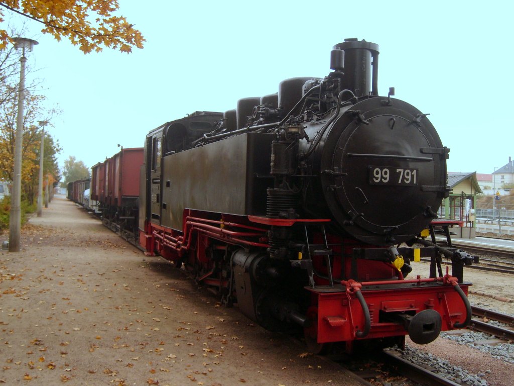 Diese Lok , 99 791 , ist z.Zt. leider nicht einsatzbereit. Sie steht auf einem Abstellgleis im Bahnhof Radebeul-Ost, bei Dresden. 23.10.2012