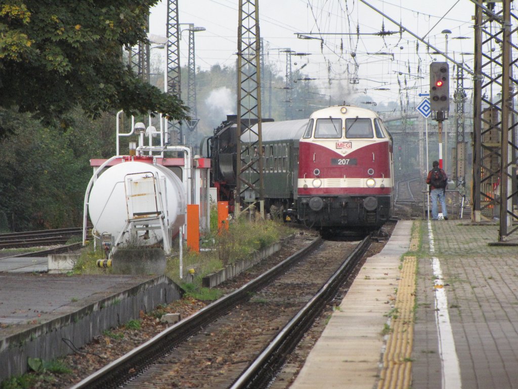Diese Lok der MEG zog gemeinsam mit BR 52 8154 den Shuttle Verkehr ins BW Weimar und kommt hier von einer Sonderfahrt zurck in den Bf Weimar