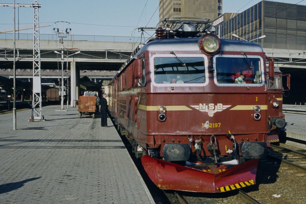Diese Lok der norwegischen Staatsbahnen zog im Mrz 1982 einen  Hurtigtog  (Schnellzug) auf der legendren Bergen-Bahn von Oslo nach Bergen. Da es sich um eine Diakopie handelt, ist die Qualitt und Gre des Bildes nicht perfekt.
