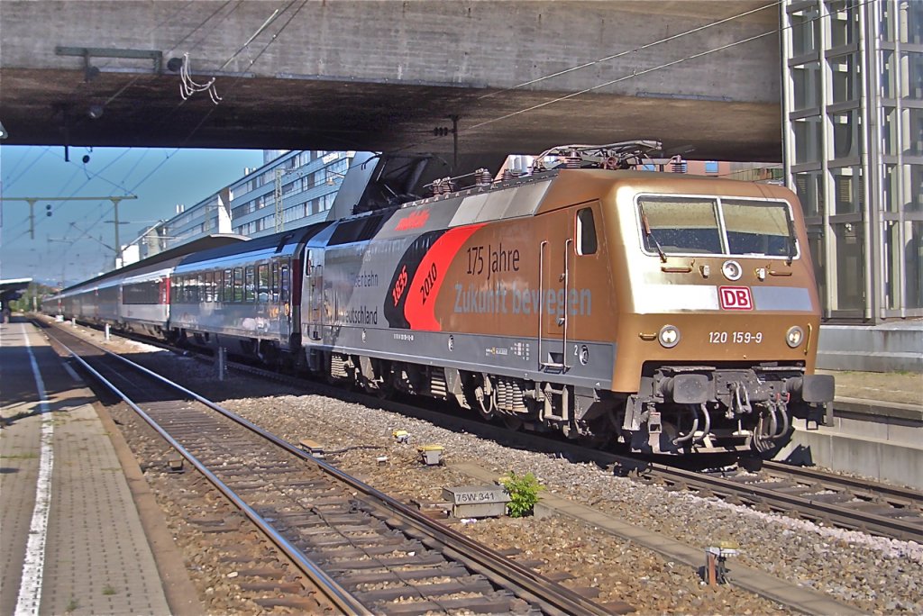 DIESE LOK VERFOLGT MICH !!! Ich habe in den letzten 6 Wochen, durch Zufall, die goldene 120 159-9 schon in 5 verschieden Bahnhfen zu unterschiedlichster Zeit angetroffen. Hier zum 4 mal  im Freiburger Hauptbahnhof. 
Ist das normal, oder bin ich krank ? ;) 