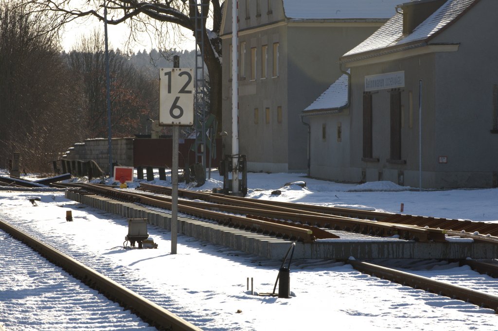Diese moderne Weiche  wartet  in Pulsnitz (Sachsen)am südswestlichen Ende auf ihren Einabau, damit die ERtüchtigung der Strecke Radeberg-Kamenz für 120 km/h realisiert werden kann.Die tafel Sh  2 ist eigentlic sinnlos, da das Gleis von beiden Seiten nicht befahren werden kann.  06.02.2013   15:06 Uhr.