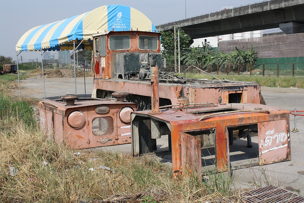 Diese O&K-Lok (C-dh, Type MC300S, Baujahr 1979, Fabr.Nr. 26958) befand sich am 17.Mrz 2012 am sdlichen Ende des Frachtenbahnhof Phahon Yothin Yard zur Aufarbeitung.

