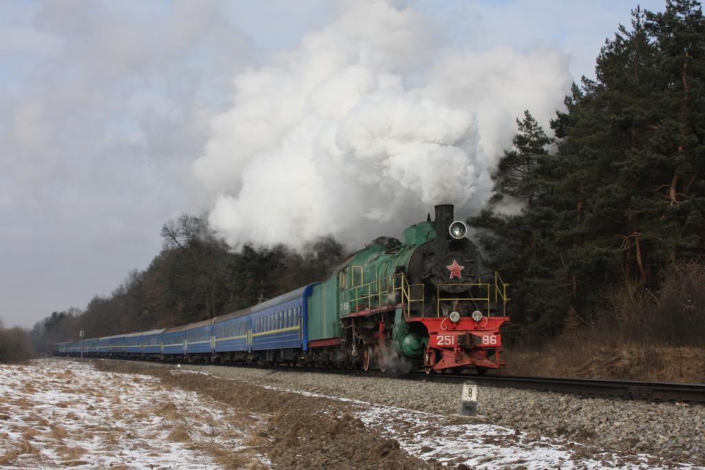 Diese Paradestrecke bei Sikhov nutzte man, um nochmals einen kompletten Dampfzug in der Ukraine richtig in Szene zu setzen. Bei Sikhov legte sich die alte russische SU 251-86 mchtig ins Zeug, um den langen Sonderzug der Fa. Dzherelo an den rund 100 teilnehmenden Fotografen vorbei zu ziehen. 
