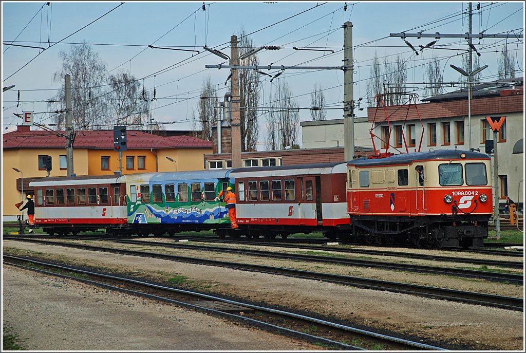 Diese Pause sollte allerdings nicht lange dauern. Nachdem sie gelt wurde, ging es gleich an die Waggons fr den R 6837 nach Laubenbachmhle. Hier bei der Ausfahrt Richtung St.Plten am Alpenbahnhof. 