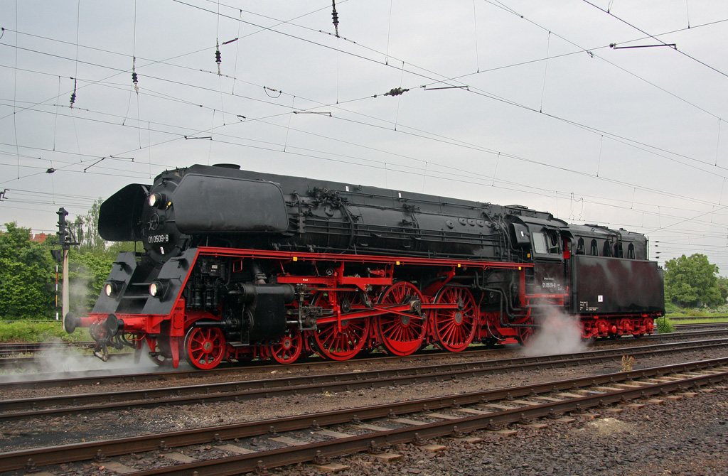 Diese Portraitaufnahme der 01 509 entstand am 28.05.2010 in Merseburg. Im weiteren Verlauf war sie Schlulok eines aus zehn DR-Museumsloks bestehenden Lokzuges zum Eisenbahnfest nach Weimar.