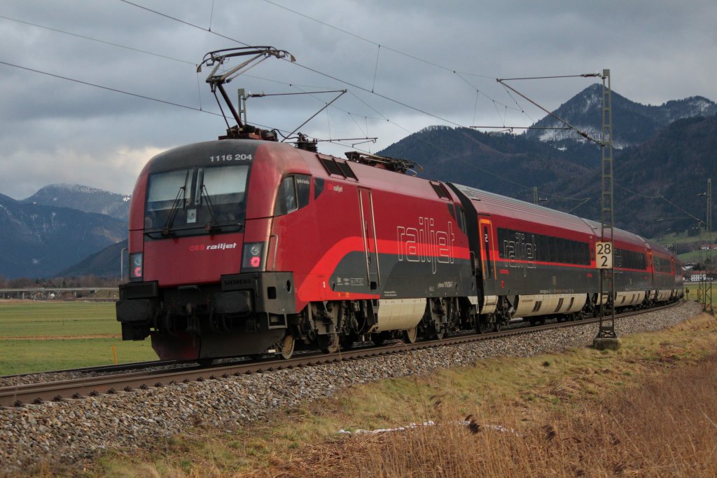 Diese Railjet-Garnitur legt sich gerade in die Kurve vor der Ortschaft Bernau am Chiemsee auf dem Weg nach Salzburg. Leider gelang uns nur ein Nachschuss auf 1116 204. Aufgenommen am 5. Januar 2012, das erste Bild mit unserer neuen Kamera.
